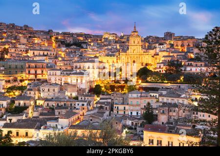 Modica, Sicilia, Italia con la Cattedrale di San Giorgio al crepuscolo. Foto Stock