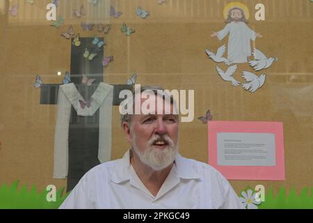 Tijuana, Baja California, Messico. 6th Apr, 2023. Padre Pat Murphy confronta Gesù atto con la situazione dei migranti e il trattamento ingiusto dei migranti per quanto riguarda il programma CDC titolo 42 e i recenti eventi dei 41 migranti morti a Ciudad Juarez giovedì 6 aprile 2023 a Tijuana, Baja California, Messico durante una cerimonia di lavaggio e pulizia dei migranti durante la settimana Santa. (Credit Image: © Carlos A. Moreno/ZUMA Press Wire) SOLO PER USO EDITORIALE! Non per USO commerciale! Foto Stock