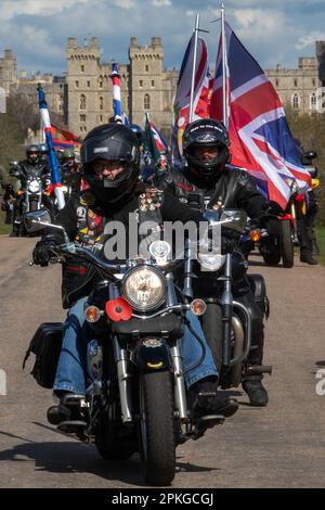 Windsor, Regno Unito. 7th aprile 2023. I veterani delle forze armate britanniche e i sostenitori civili di Rolling Thunder UK iniziano un giro del Venerdì Santo di rispetto per la defunto Regina Elisabetta II dalla lunga passeggiata fuori dal Castello di Windsor a Londra. Il Rolling Thunder UK è stato lanciato per sensibilizzare i veterani delle forze armate sulle questioni che si verificano. Credit: Notizie dal vivo di Mark Kerrison/Alamy Foto Stock