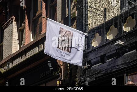 YE Hole nel più antico pub di Ye Wall a Liverpool Foto Stock