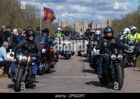 Windsor, Regno Unito. 7th aprile 2023. I veterani delle forze armate britanniche e i sostenitori civili di Rolling Thunder UK iniziano un giro del Venerdì Santo di rispetto per la defunto Regina Elisabetta II dalla lunga passeggiata fuori dal Castello di Windsor a Londra. Il Rolling Thunder UK è stato lanciato per sensibilizzare i veterani delle forze armate sulle questioni che si verificano. Credit: Notizie dal vivo di Mark Kerrison/Alamy Foto Stock