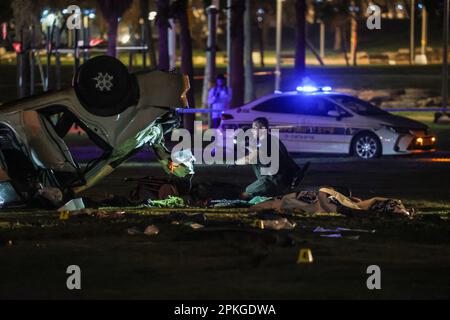 Tel Aviv, Israele. 07th Apr, 2023. La polizia e gli ufficiali di polizia legale lavorano sul sito dopo che un autista ha fatto samotare i passanti con la sua auto prima di ribaltare. Almeno quattro israeliani sono rimasti feriti. Credit: Ilia Yefimovich/dpa/Alamy Live News Foto Stock