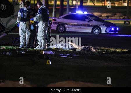 Tel Aviv, Israele. 07th Apr, 2023. La polizia e gli ufficiali di polizia legale lavorano sul sito dopo che un autista ha fatto samotare i passanti con la sua auto prima di ribaltare. Almeno quattro israeliani sono rimasti feriti. Credit: Ilia Yefimovich/dpa/Alamy Live News Foto Stock