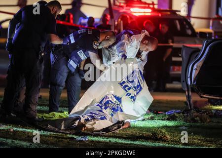 Tel Aviv, Israele. 07th Apr, 2023. La polizia e gli ufficiali di polizia legale lavorano sul sito dopo che un autista ha fatto samotare i passanti con la sua auto prima di ribaltare. Almeno quattro israeliani sono rimasti feriti. Credit: Ilia Yefimovich/dpa/Alamy Live News Foto Stock