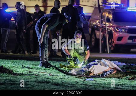 Tel Aviv, Israele. 07th Apr, 2023. La polizia e gli ufficiali di polizia legale lavorano sul sito dopo che un autista ha fatto samotare i passanti con la sua auto prima di ribaltare. Almeno quattro israeliani sono rimasti feriti. Credit: Ilia Yefimovich/dpa/Alamy Live News Foto Stock