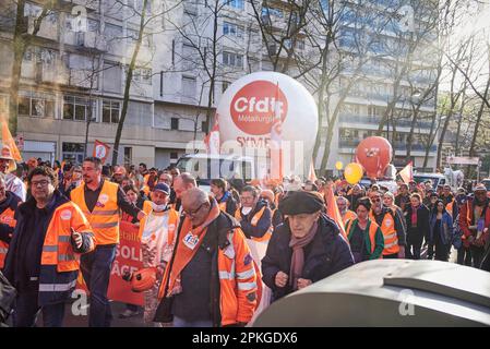 6 aprile 2023, Parigi, Ile-de-France, Francia: I manifestanti si scontrano con la polizia antisommossa francese su Avenue des Gobelins. Il gas lacrimogeno viene utilizzato, i manifestanti sono stati arrestati, mentre altri dimostranti cercano di raggiungerli. La lotta contro il piano di riforma pensionistica di Macron è ancora in corso in Francia. (Credit Image: © Norbert Voskens/ZUMA Press Wire) SOLO PER USO EDITORIALE! Non per USO commerciale! Foto Stock