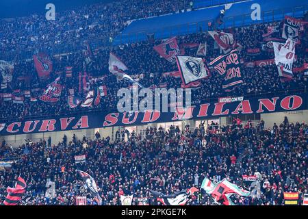 Milano, Italia. 07th Apr, 2023. AC Milan tifosi curva Sud durante AC Milan vs Empoli FC, calcio italiano Serie A match in Milan, Italy, April 07 2023 Credit: Independent Photo Agency/Alamy Live News Foto Stock