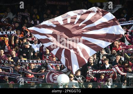 Salerno, Italia. 07th Apr, 2023. Tifosi di US Salernitana durante la Serie Un match tra US Salernitana e FC Internazionale allo Stadio Arechi di Salerno, Italia il 07 aprile 2023. Credit: Nicola Ianuale/Alamy Live News Foto Stock
