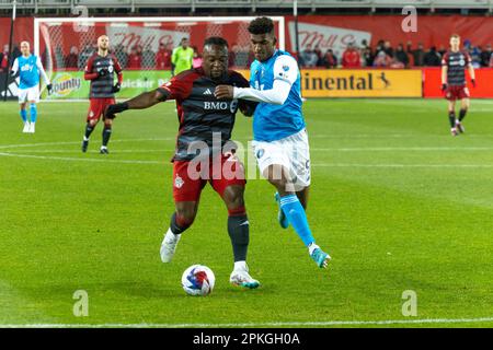 Toronto, ON, Canada - Aprile 1: Ayo Akinola #20 avanti del Toronto FC corre per la palla durante la partita della stagione regolare MLS 2023 tra Toronto Foto Stock