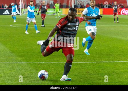 Toronto, ON, Canada - Aprile 1: Ayo Akinola #20 avanti del Toronto FC corre per la palla durante la partita della stagione regolare MLS 2023 tra Toronto Foto Stock