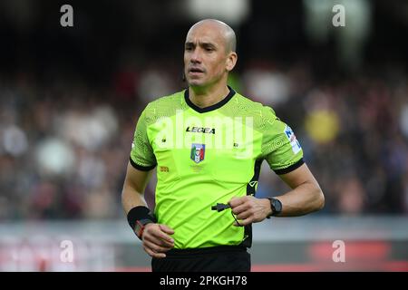 Salerno, Italia. 07th Apr, 2023. Arbitro Michael Fabbri durante la Serie Un incontro tra US Salernitana e FC Internazionale allo Stadio Arechi di Salerno, Italia il 07 aprile 2023. Credit: Nicola Ianuale/Alamy Live News Foto Stock