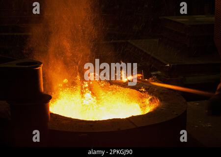 Ferro-acciaio fuso in un forno ad alta temperatura. Il processo, che si svolge in condizioni molto difficili, è anche la scena di un'impresa visiva Foto Stock