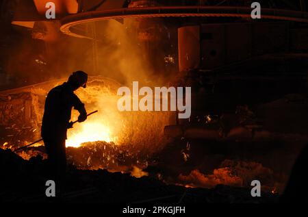 Ferro-acciaio fuso in un forno ad alta temperatura. Il processo, che si svolge in condizioni molto difficili, è anche la scena di un'impresa visiva Foto Stock