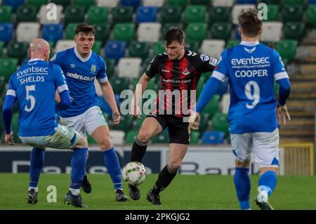 Windsor Park, Belfast, Irlanda del Nord, Regno Unito. 07 Apr 2023. Danske Bank Premiership – Linfield / Crusaders. Azione dal gioco di stasera al Windsor Park (Linfield in blu). Philip Lowry sulla palla per i crociati. Credit: CAZIMB/Alamy Live News. Foto Stock