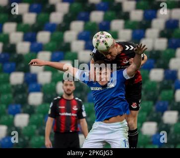 Windsor Park, Belfast, Irlanda del Nord, Regno Unito. 07 Apr 2023. Danske Bank Premiership – Linfield / Crusaders. Azione dal gioco di stasera al Windsor Park (Linfield in blu). Ethan Devine ha superato Daniel Larmour dei crociati, Credit: CAZIMB/Alamy Live News. Foto Stock