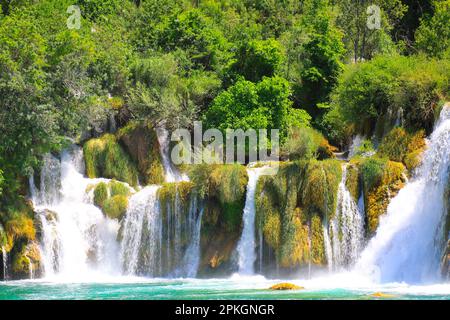 Splendida cascata sui laghi di Plitvice, Croazia in primavera o in estate. Le migliori grandi cascate croate, montagne e natura. Foto Stock