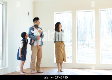 Famiglia che guarda in anteprima una casa Foto Stock