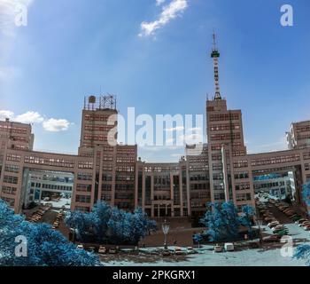 Vista aerea su Derzhprom edificio con cielo blu paesaggio nuvoloso nel centro di Kharkiv, Ucraina. Destinazione dell'architettura. Lente Fisheye a colori Foto Stock