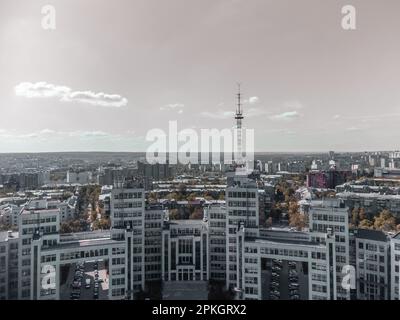 Vista aerea su Derzhprom edificio con cielo grigio nuvoloso paesaggio nel centro di Kharkiv, Ucraina. Architettura destinazione turistica Foto Stock