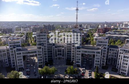 Vista aerea su Derzhprom edificio con cielo blu paesaggio nuvoloso in primavera centro città di Kharkiv, Ucraina. Architettura destinazione turistica Foto Stock