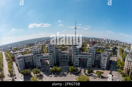 Vista aerea su Derzhprom edificio con cielo blu paesaggio nuvoloso in primavera centro città di Kharkiv, Ucraina. Destinazione dell'architettura. Lente fisheye Foto Stock