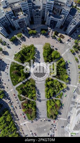 Panorama aereo della città primaverile sull'edificio di Derzhprom sulla piazza Freedom Svobody con una fontana circolare che guarda verso il basso. Kharkiv, Ucraina Foto Stock