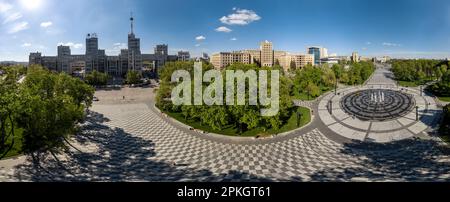 Vista panoramica aerea su Derzhprom e nord Karazin National University edifici su Piazza della libertà con fontana circolare, verde primavera e. Foto Stock