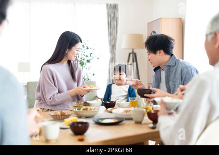 Famiglia di tre generazioni che mangia la colazione Foto Stock