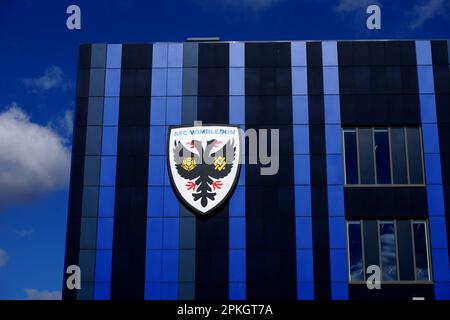 Il distintivo del club AFC Wimbledon al Cherry Red Records Stadium, Londra. Data immagine: Venerdì 7 aprile 2023. Foto Stock