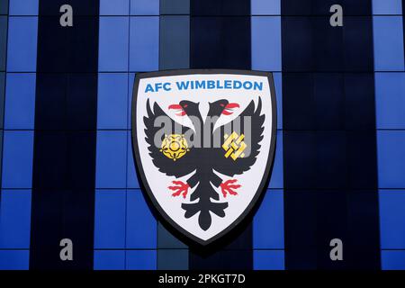 Il distintivo del club AFC Wimbledon al Cherry Red Records Stadium, Londra. Data immagine: Venerdì 7 aprile 2023. Foto Stock