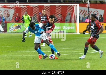 Toronto, ON, Canada - Aprile 1: Brandon Servania #23 centrocampista del Toronto FC detiene e blocca Derrick Jones #20 centrocampista del Charlotte FC d Foto Stock