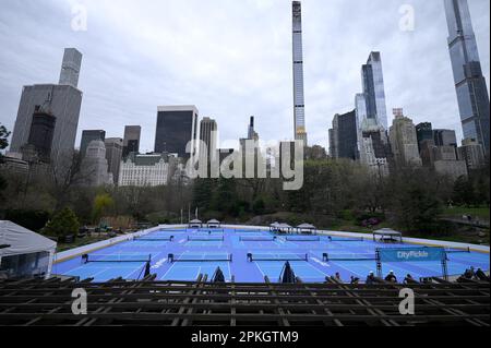 New York, Stati Uniti. 07th Apr, 2023. Vista dei campi da pickleball al Wollman Rink a Central Park, New York, NY, 7 aprile 2023. Descritto come un incrocio tra tennis, wiffle ball e badminton, 14 campi saranno aperti al pubblico dalle 7:00:9:00 alle 22:00 da aprile a ottobre. (Foto di Anthony Behar/Sipa USA) Credit: Sipa USA/Alamy Live News Foto Stock