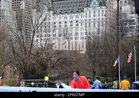 New York, Stati Uniti. 07th Apr, 2023. Vista del Plaza Hotel sullo sfondo dei campi da pickleball di recente apertura al Wollman Rink di Central Park, New York, NY, 7 aprile 2023. Descritto come un incrocio tra tennis, wiffle ball e badminton, 14 campi saranno aperti al pubblico dalle 7:00:9:00 alle 22:00 da aprile a ottobre. (Foto di Anthony Behar/Sipa USA) Credit: Sipa USA/Alamy Live News Foto Stock