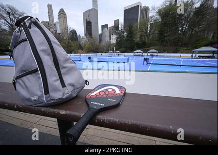 New York, Stati Uniti. 07th Apr, 2023. Vista dei campi da pickleball al Wollman Rink a Central Park, New York, NY, 7 aprile 2023. Descritto come un incrocio tra tennis, wiffle ball e badminton, 14 campi saranno aperti al pubblico dalle 7:00:9:00 alle 22:00 da aprile a ottobre. (Foto di Anthony Behar/Sipa USA) Credit: Sipa USA/Alamy Live News Foto Stock