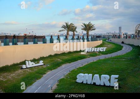 Spettacolo di luci Ramadan alla Corniche Doha. Ramadan decorazione leggera alla Corniche Doha Foto Stock