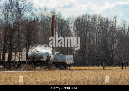 Zaino con zucchero d'acero con vapore che sale in una fattoria Amish nel Michigan centrale, USA [Nessuna versione; solo licenza editoriale] Foto Stock