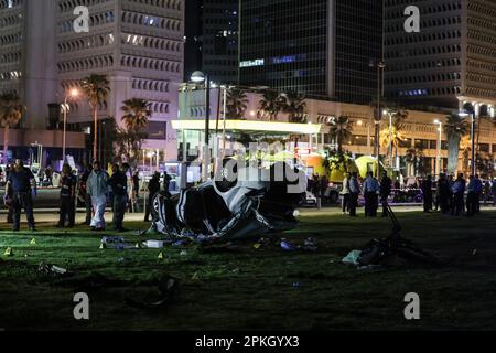 Tel Aviv, Israele. 07th Apr, 2023. La polizia e gli ufficiali di polizia legale lavorano sul sito dopo che un autista ha fatto samotare i passanti con la sua auto prima di ribaltare. Almeno quattro israeliani sono rimasti feriti. Credit: Ilia Yefimovich/dpa/Alamy Live News Foto Stock