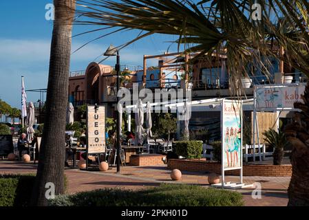 Ristoranti e bar nel porto turistico di Dénia, una città portuale nella Spagna orientale bagnata dal Mediterraneo. Provincia di Alicante, Comunità Valenciana, Spagna, Europa Foto Stock