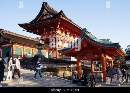 6 marzo 2023, Kyoto, Giappone: Fushimi Inari-taisha è un santuario shintoista nel sud di Kyoto, Giappone. E' una delle attrazioni turistiche piu' popolari di Kyoto ed e' famosa per le sue migliaia di porte vermilion torii, che si snodano su una rete di sentieri dietro i suoi edifici principali. Il santuario è dedicato a Inari, il dio del riso, e si dice che sia stato fondato nel 711 d.C. Le porte torii furono originariamente donate da mercanti e produttori che pregavano per la benedizione di Inari sulle loro attività. Oggi, il santuario è una destinazione popolare sia per i turisti che per i locali che vengono a pregare per la buona fortuna, su Foto Stock