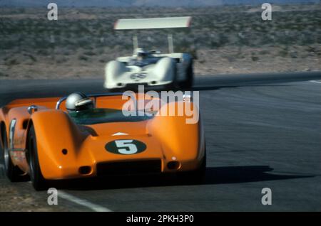 Serie CAN-AM (Canadian-American Challenge Cup), 1967: Denny Hulme su una McLaren M6A, davanti a una Chaparral 2E, vettura progettata dall'ingegnere-pilota Jim Hall. Foto Stock