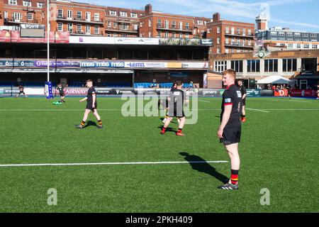 Cardiff, Regno Unito. 08th Apr, 2023. 7th aprile 2023; Principality Stadium, Cardiff, Galles: WRU National Youth U18 Cup Final, Carmarthen Quins contro Tondu; i giocatori di Carmarthen si scaldano. Credit: Action Plus Sports Images/Alamy Live News Foto Stock