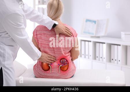 Medico che esamina il paziente con dolore renale in clinica Foto Stock