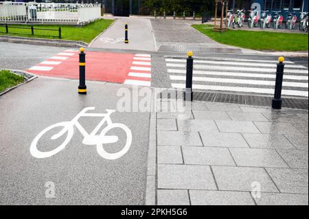 Vista sul passaggio pedonale e sulla pista ciclabile in città Foto Stock