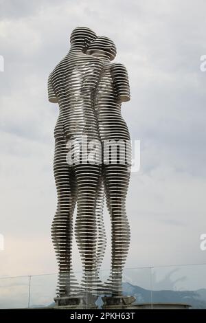 BATUMI, GEORGIA - 31 MAGGIO 2022: Composizione scultorea mobile Ali e Nino Foto Stock