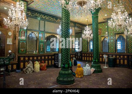 Interno di Masjid Dastgeer Sahib (lato della donna), Srinagar, Kashmir, India Foto Stock