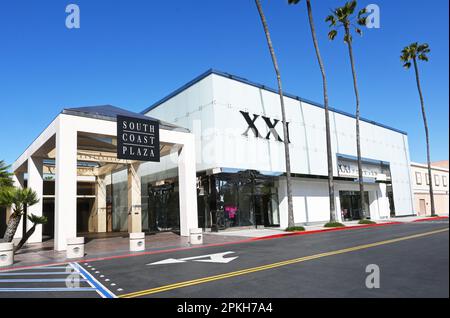 COSTA MESA, CALIFORNIA - 4 aprile 2023: Negozio per sempre XXI in South Coast Plaza. Foto Stock