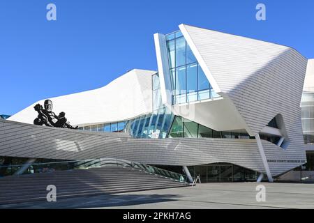 COSTA MESA, CALIFORNIA - 3 Apr 2023: The Orange County Museum of Art (OCMA) on Avenue of the Arts Foto Stock