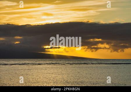 Vista surreale del tramonto con silhouette di palme Foto Stock