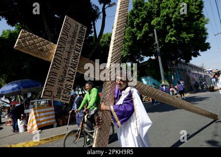 Città del Messico, Messico. 7th Apr, 2023. I Nazareni camminano per le strade nella rappresentazione del 180th della Passione e morte di Cristo nel comune di Iztapalapa a Città del Messico, Messico. Il 7 aprile 2023 a Città del Messico, Messico (Credit Image: © Luis Barron/eyepix via ZUMA Press Wire) SOLO PER USO EDITORIALE! Non per USO commerciale! Credit: ZUMA Press, Inc./Alamy Live News Foto Stock