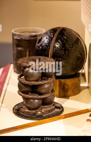 Uno stand dell'epoca della Guerra civile di Grape shot e un guscio di mortaio da 10 pollici in esposizione presso il Fort Sumter National Monument a Charleston, South Carolina, USA. Foto Stock